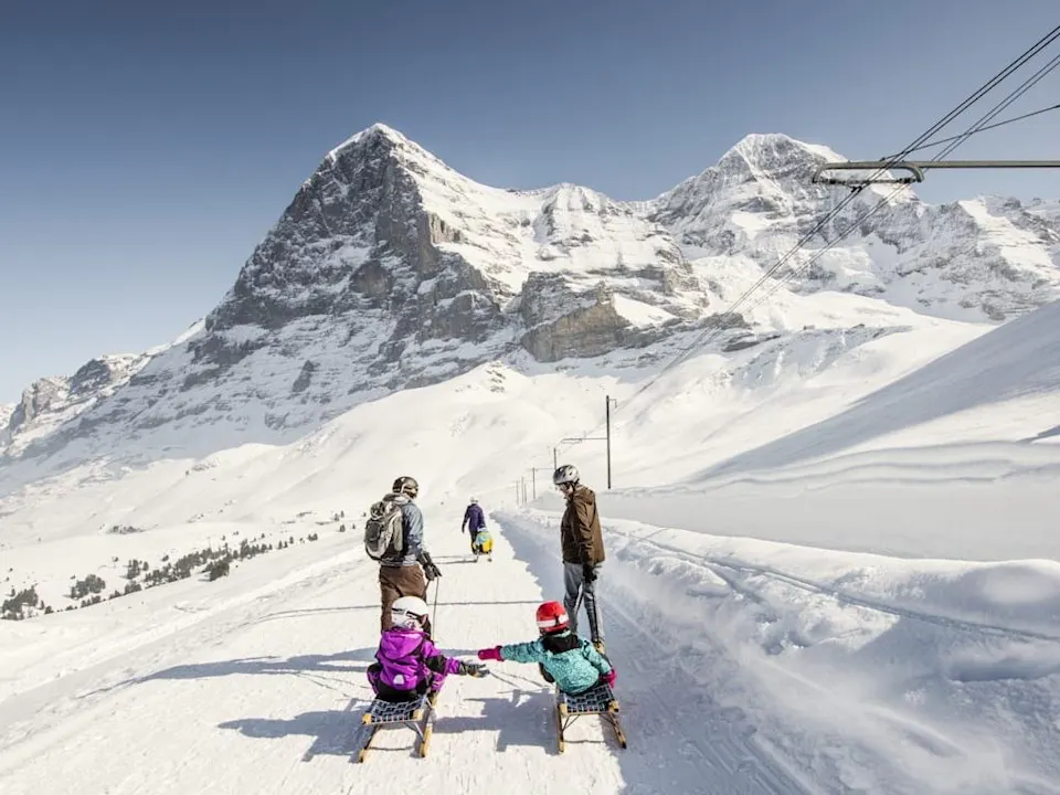 Familie Ausflug Schweiz Schlitteln Wengen