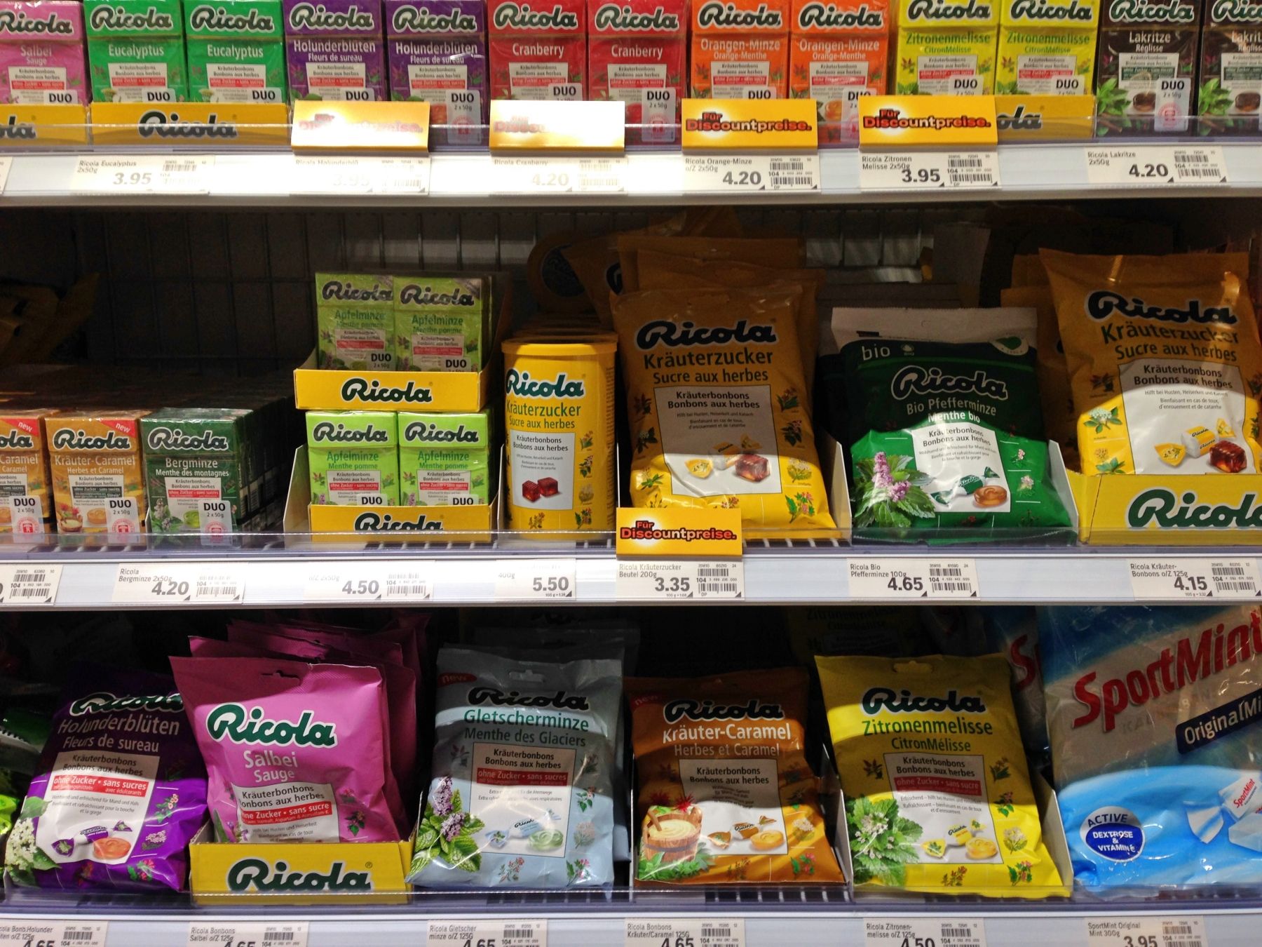 スーパーの棚にあるさまざまなフレーバーのリコラの喉飴。