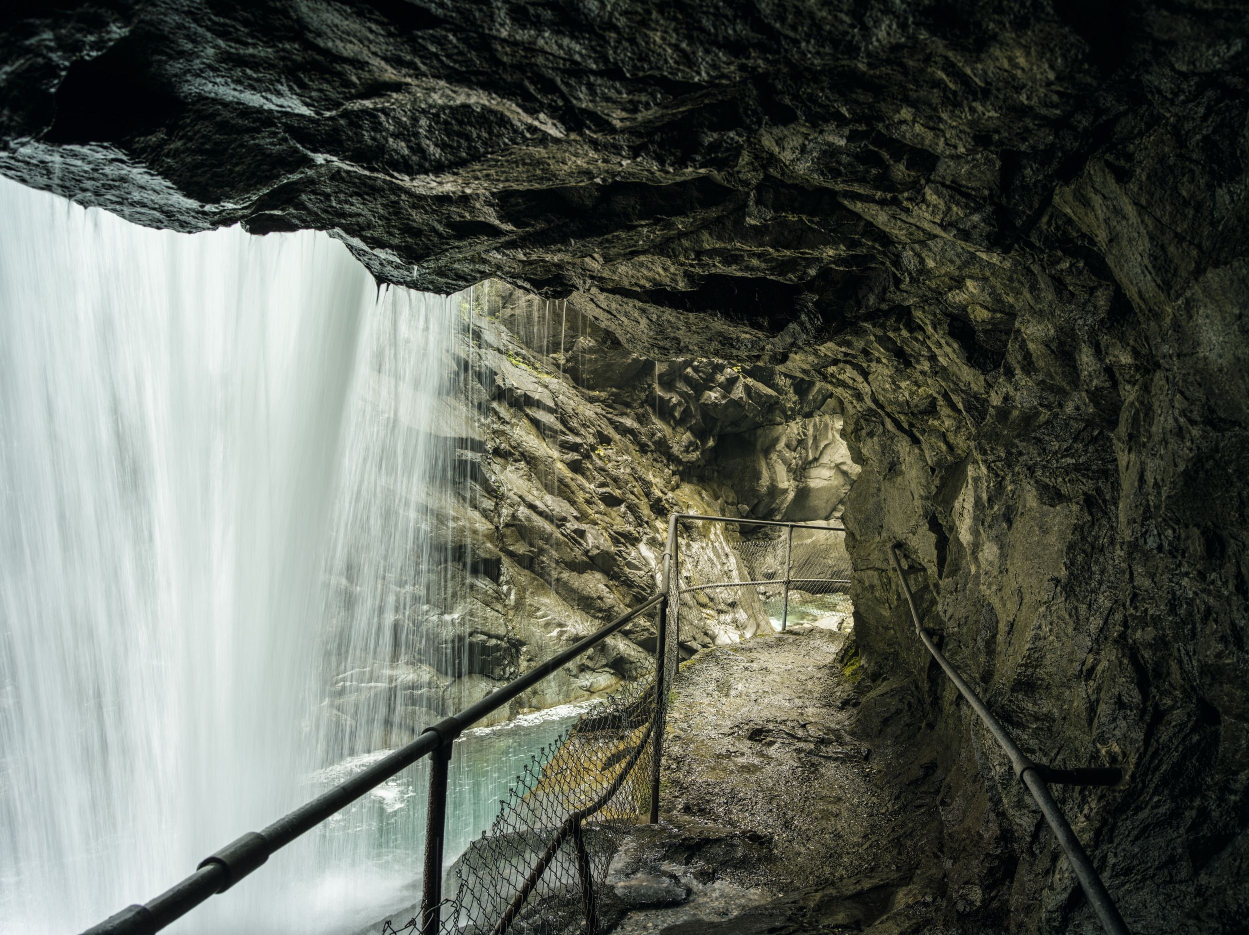 Roflaschlucht s vodopádem, skalami a strmou stezkou