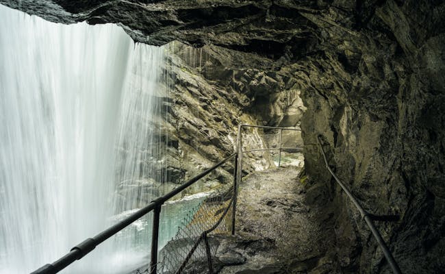 Roflaschlucht con cascada, rocas y sendero empinado
