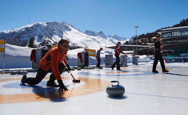 Corso di prova di curling (Foto: Arosa Tourismus)