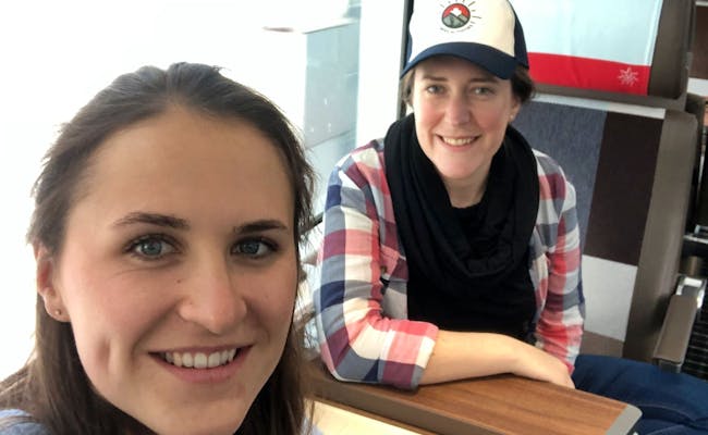 Selina og Seraina nyder togrejsen med Glacier Express