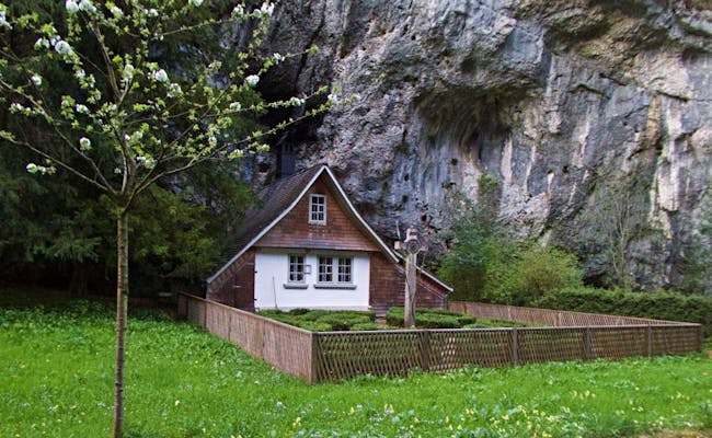 Idyllic hut in the Verena Gorge (Photo: Seraina Zellweger)