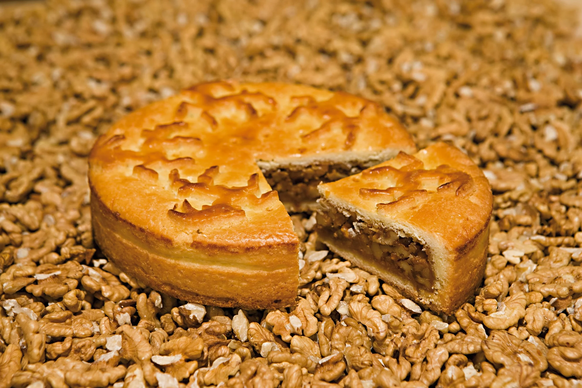 Bündner ořechový dort s vlašskými ořechy na stole