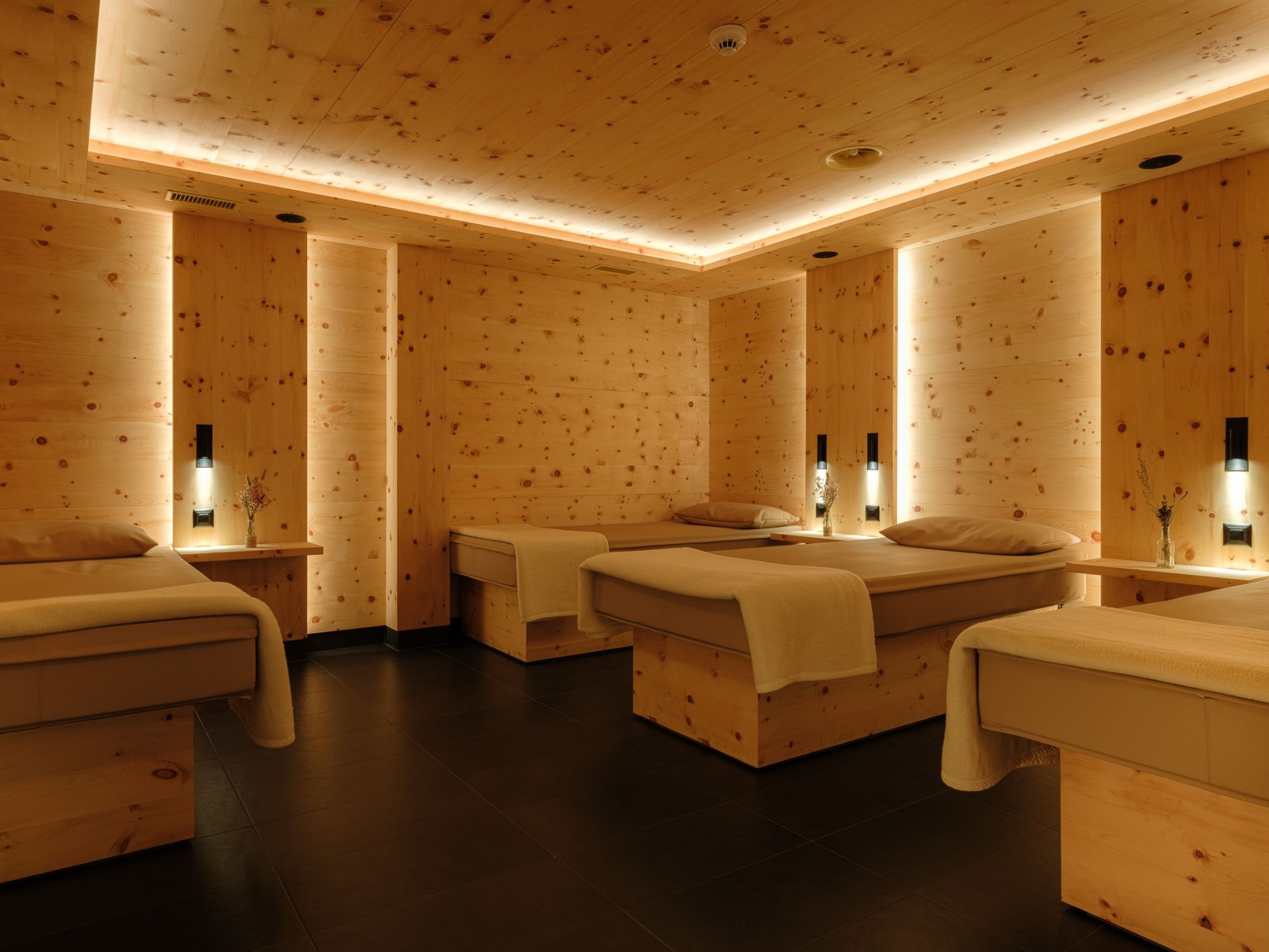 Arvenstube : Spa de jour confortable avec décoration en bois à Zermatt pour relaxation et bien-être.