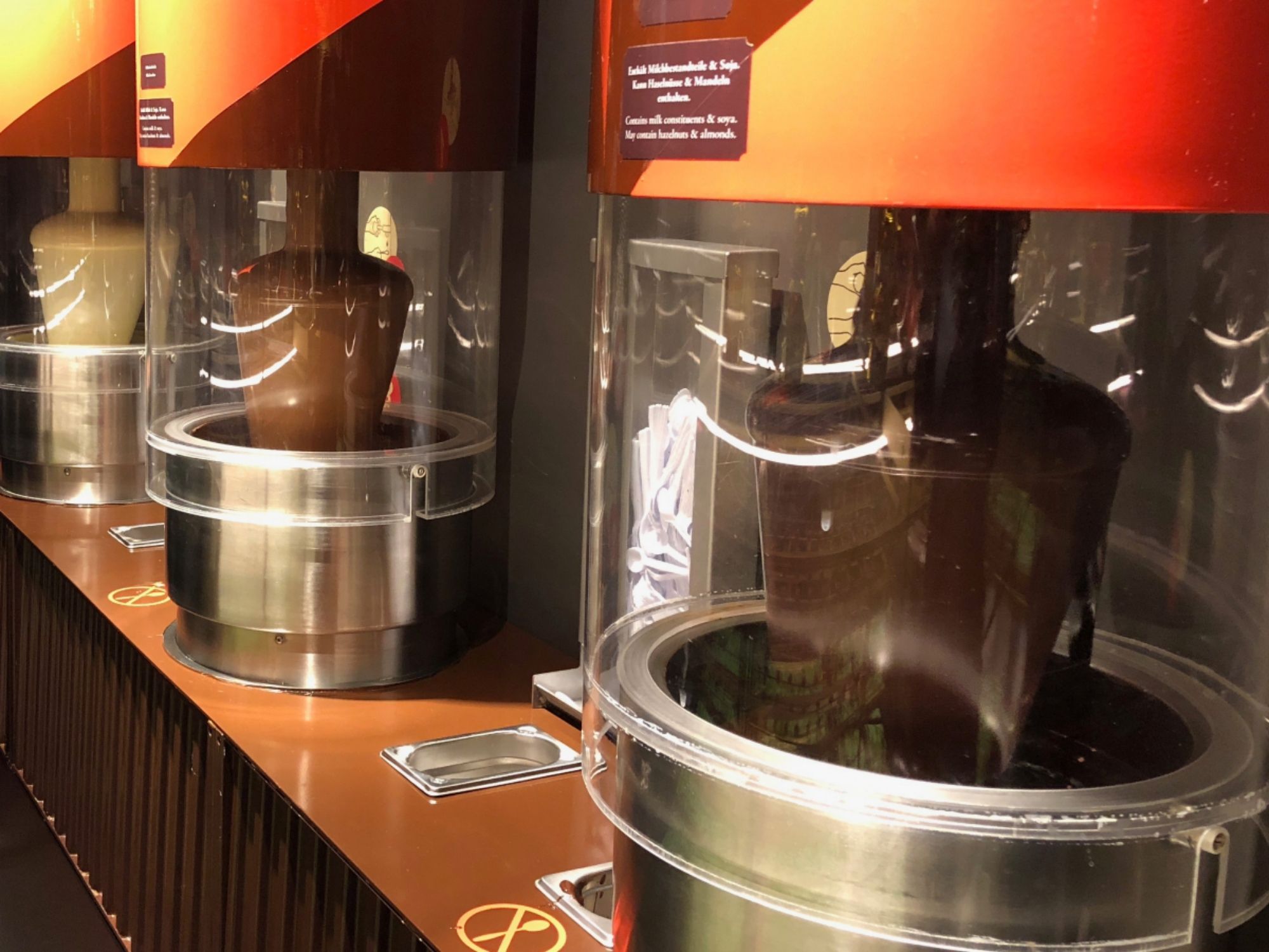 Schokobrunnen im Chocolarium: entdecke köstliche Schokoladenkreationen im Schokoladenparadies.