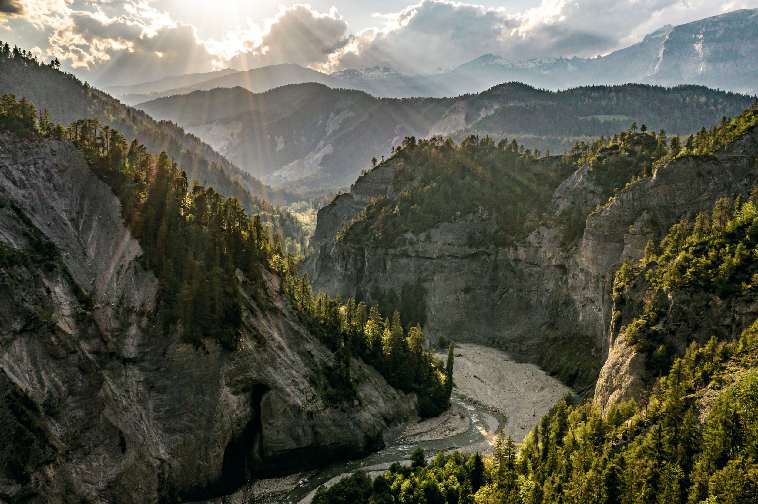 Rýnské kaňony za slunečného dne, zalesněné hory a řeka