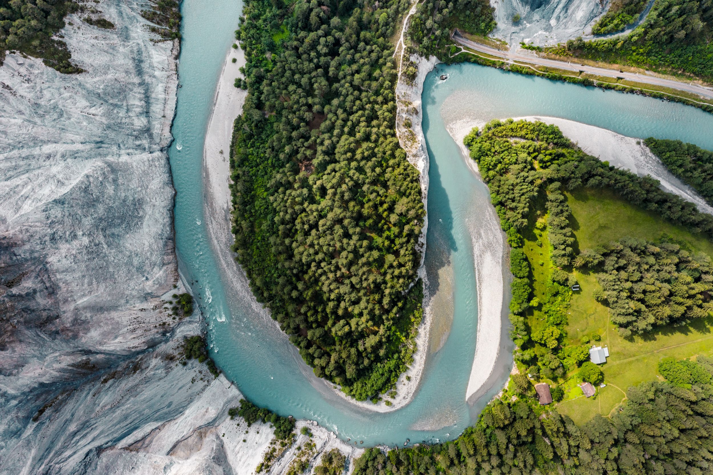 Rýnský kaňon s vodním tokem a okolními stromy