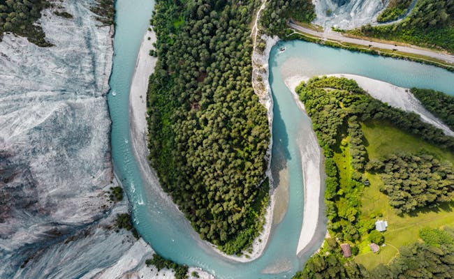 Garganta del Rin con curso de agua y árboles circundantes