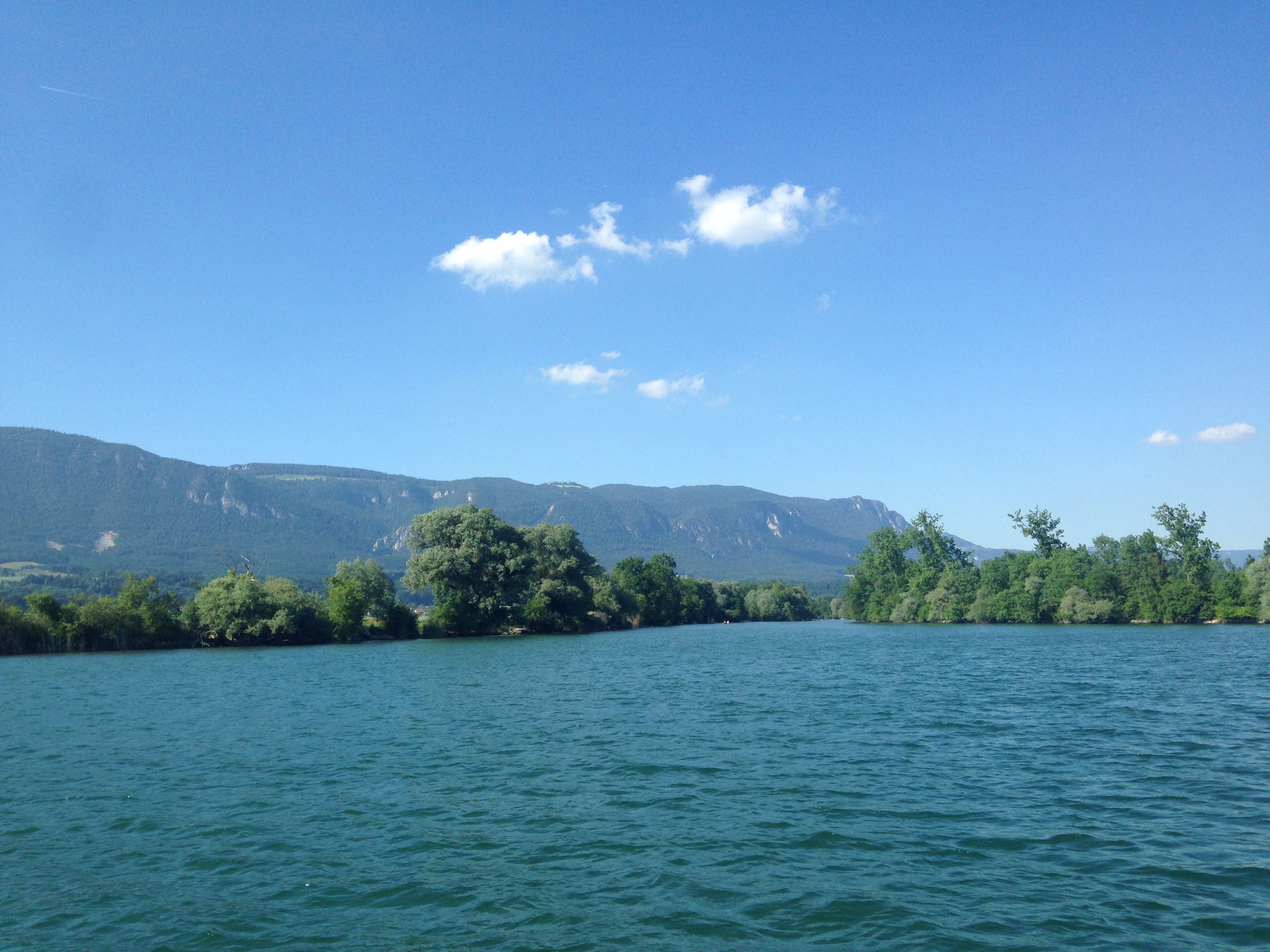 आरे सोलोथर्न एक साफ नीले आसमान के साथ धूप वाले दिन पर है।