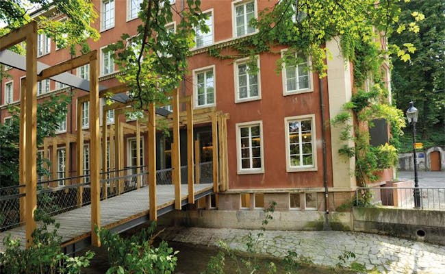 hostel w Bazylei z nowoczesną architekturą i dostępem przez most drewniany