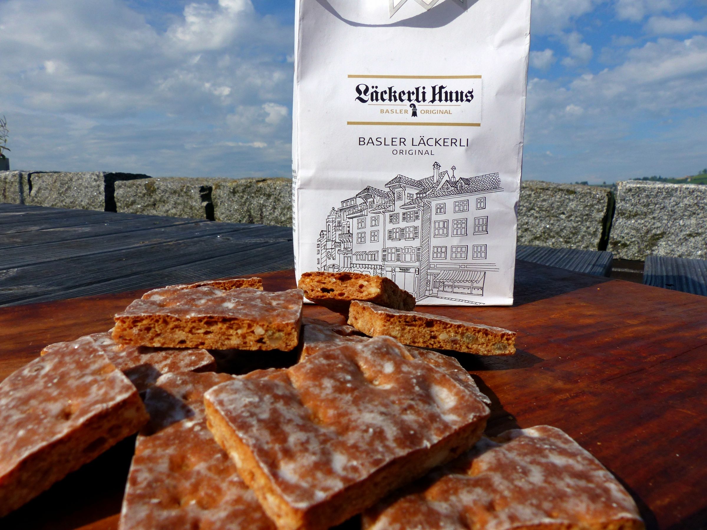 Basler Leckerli na stole při slunečním svitu