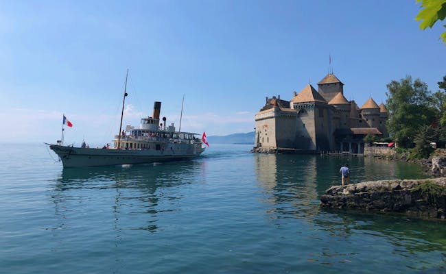 Schifffahrt zur Chillon Burg am Genfersee mit traumhaftem Blick und malerischer Natur.