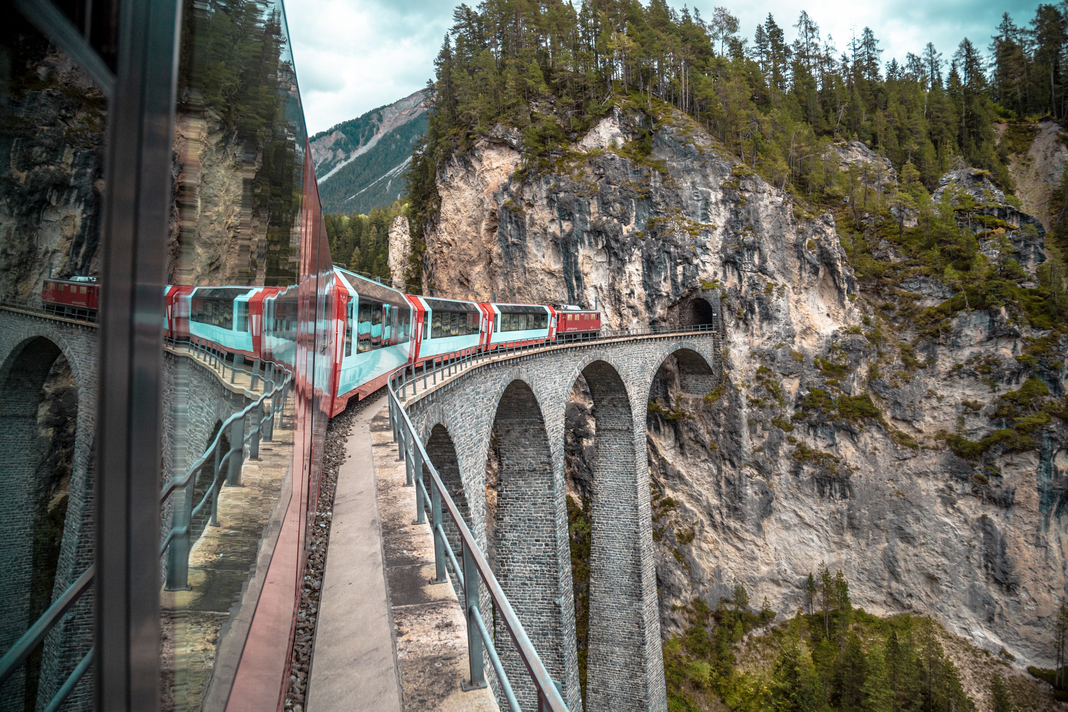 Viaduc de Landwasser : Train sur le viaduc en Suisse avec un paysage et des montagnes impressionnants.