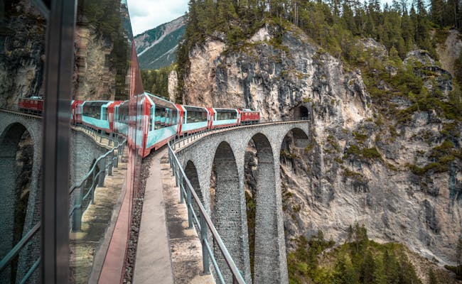 Landwasserviadukt: Tren sobre el viaducto en Suiza con un paisaje impresionante y montañas.