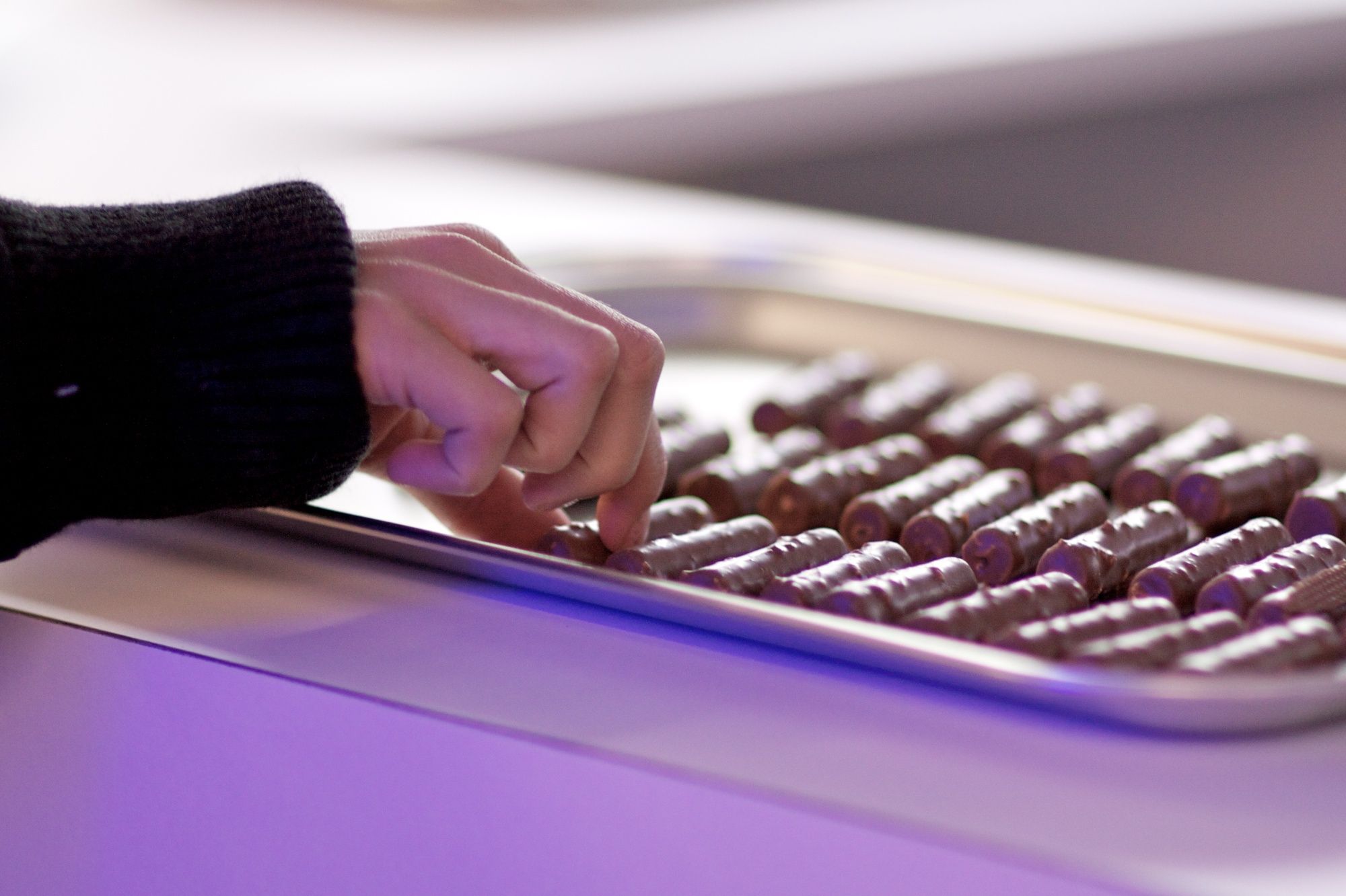 Në fabrikën e çokollatave në Gruyères bëhen pralina.