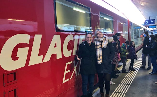 To kvinder poserer ved Glacier Express i St. Moritz