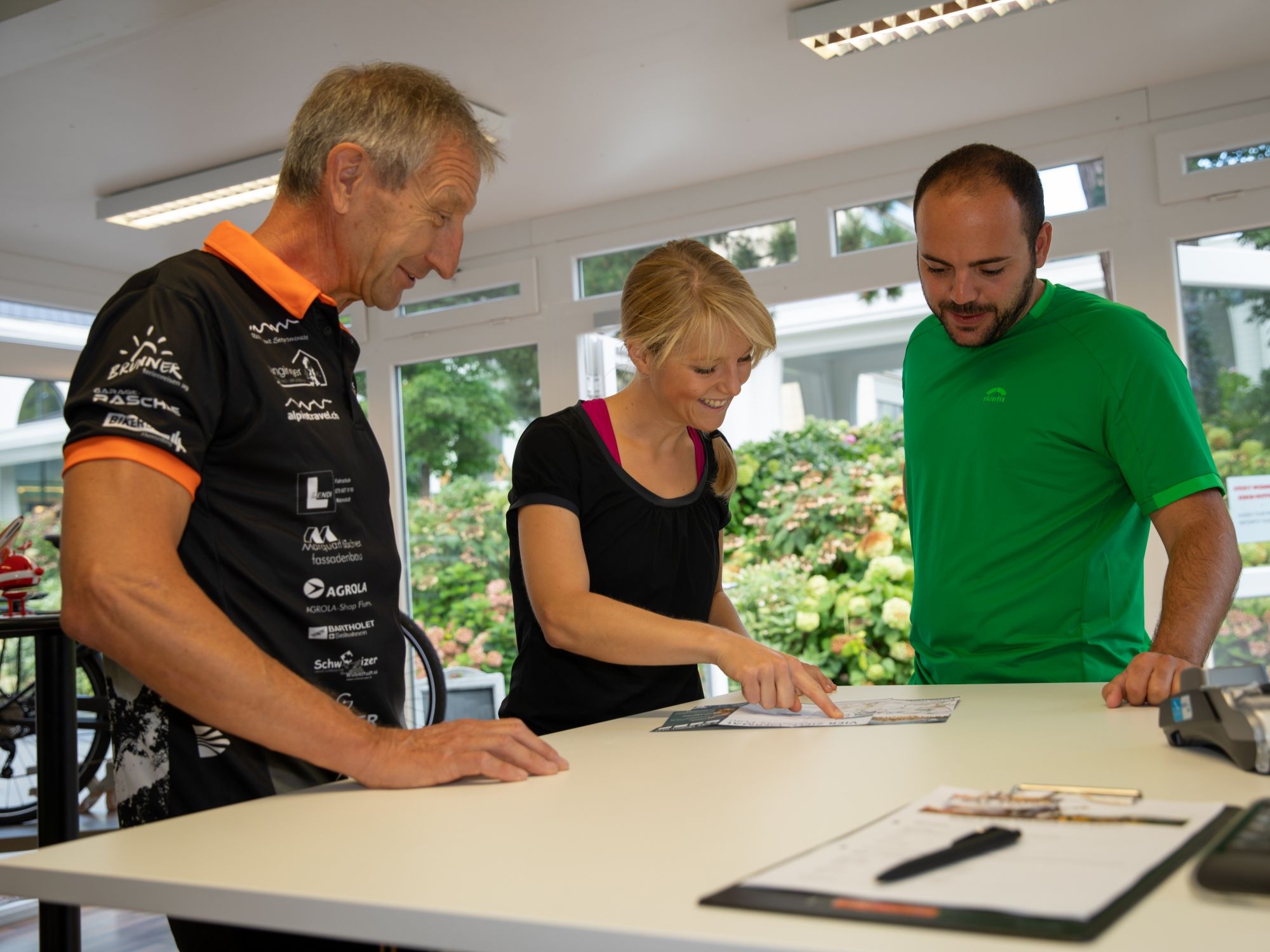 Станция электровелосипедов с командой в поиске сокровищ на GPS в Бад-Рагаце. Активные приключения для групп.