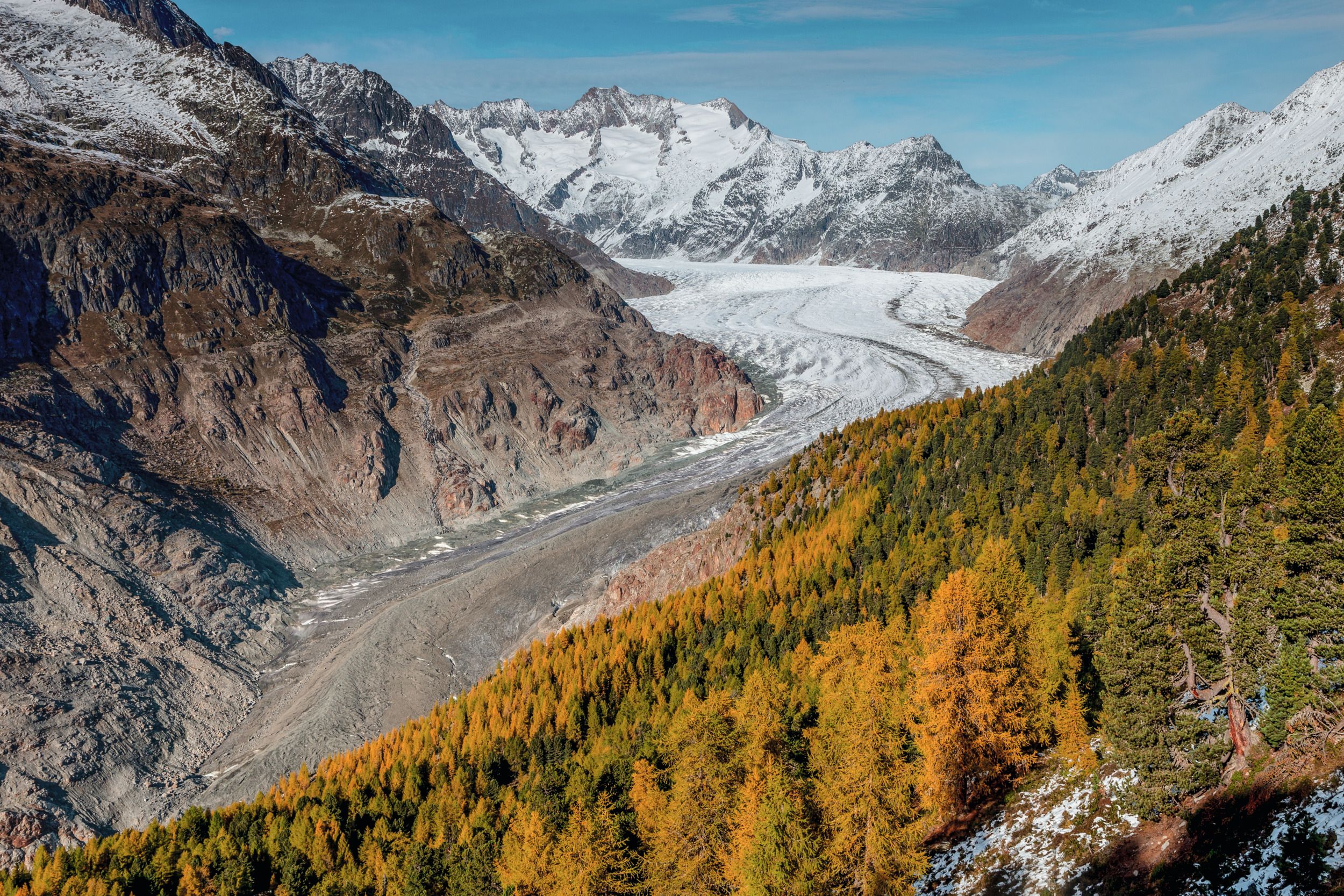 Riederalp Aletsch s ledovcem a podzimními stromy