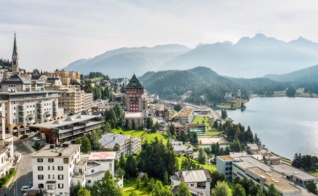 St. Moritz: Vista de la ciudad, las colinas y el lago en un día claro.