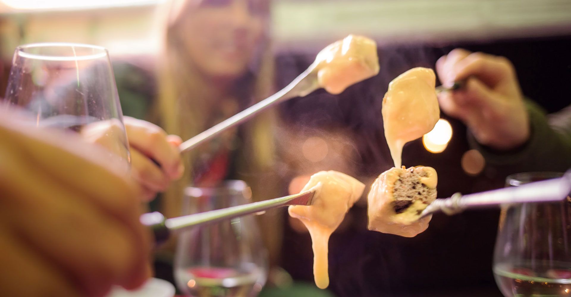 Каменный фондю наслаждается в eTukTuk в окружении друзей и уютной атмосферы.