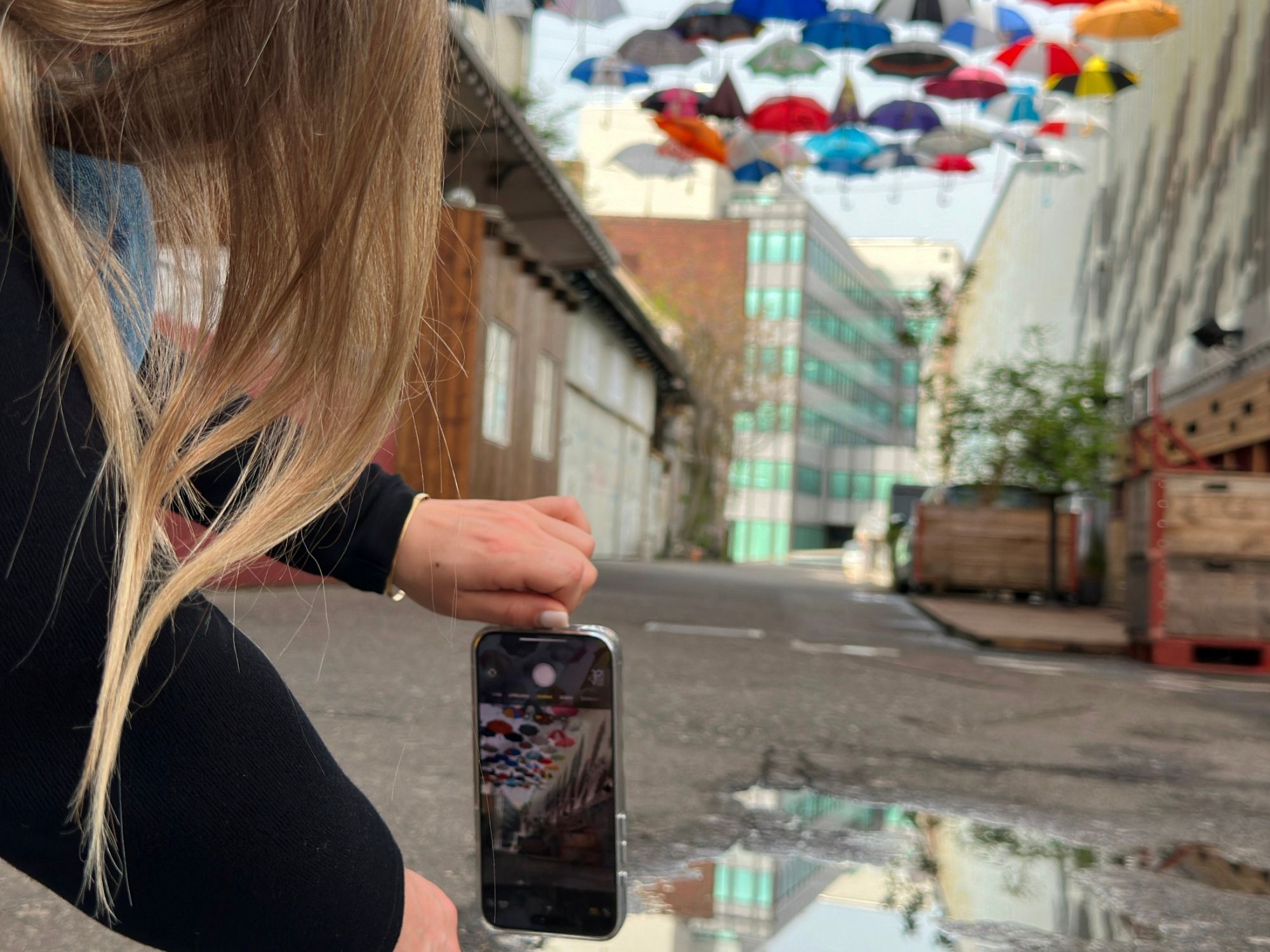 사진 찍기: 도시의 다채로운 우산 하늘을 반영하며, 창의적인 아이디어를 위한 완벽한 사진 촬영.