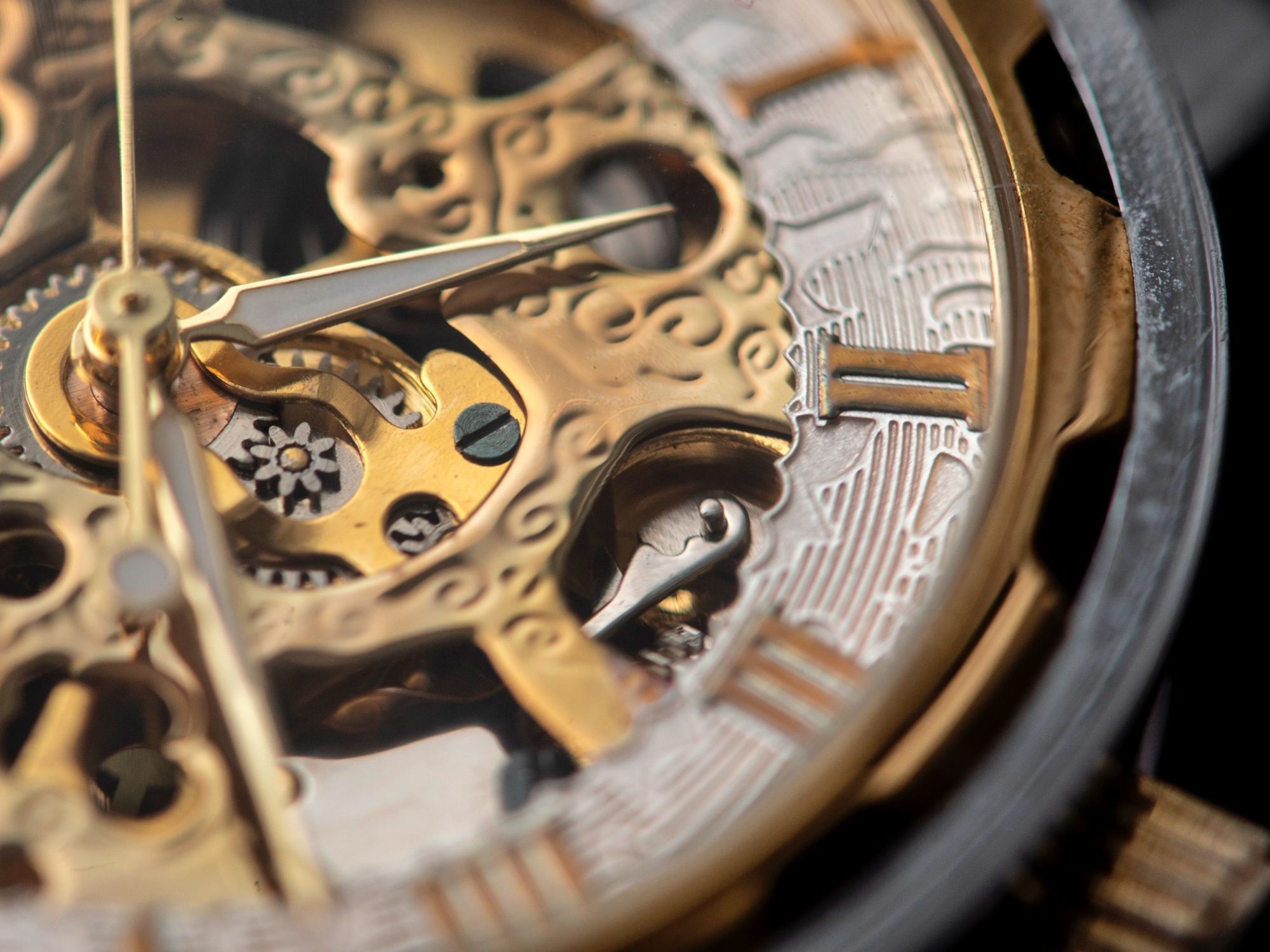 Montres : Gros plan d'un mouvement mécanique avec un travail minutieux et des rouages précis.