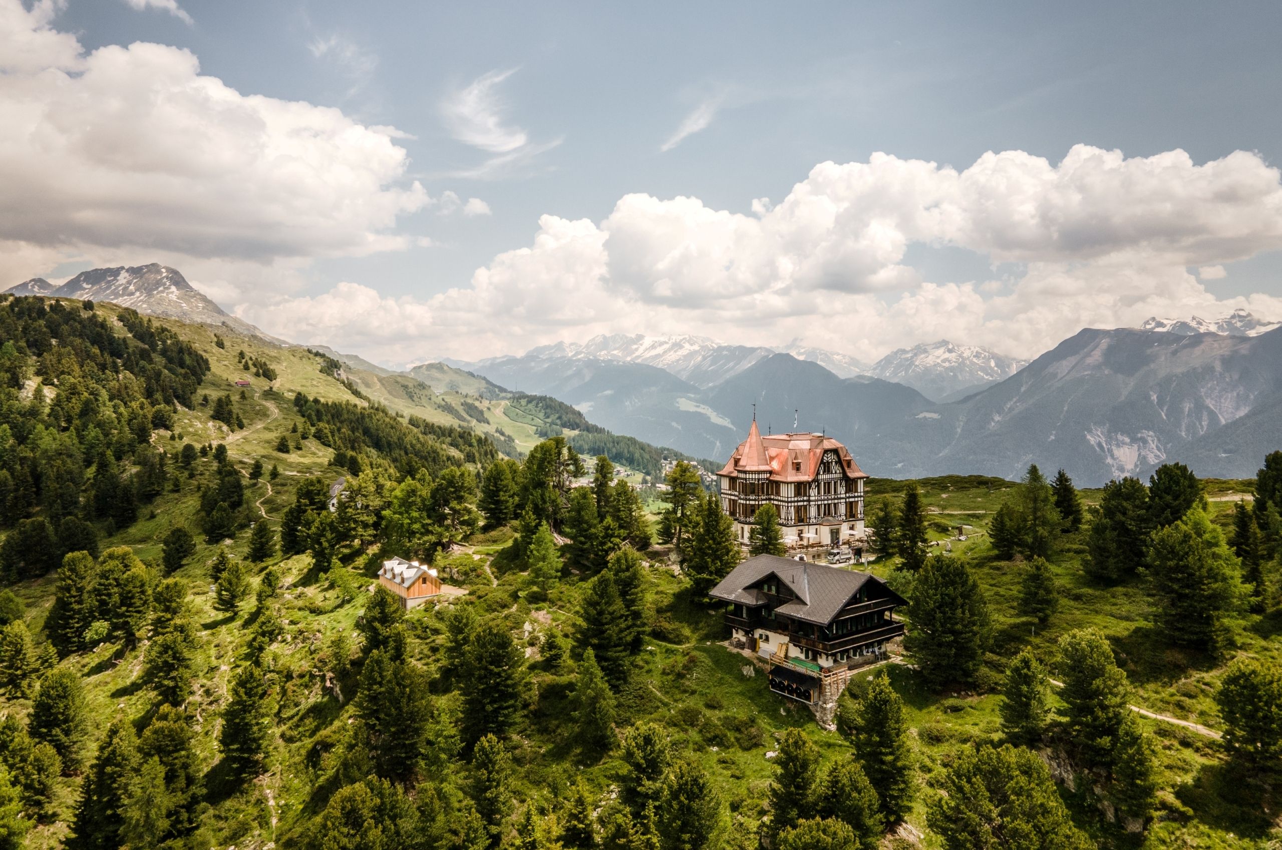 在阿莱奇地区的瑞德福卡，山景，绿色草地，蓝天