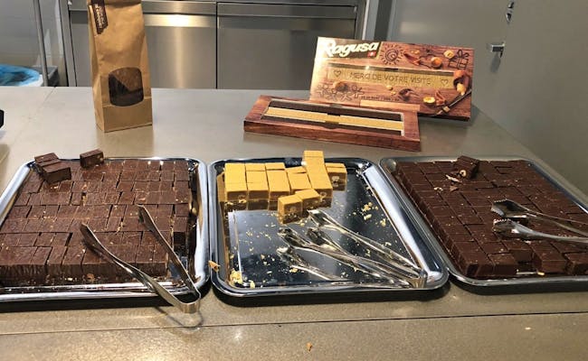 Degustazione di cioccolato presso Camille Bloch con diverse varietà di cioccolato su un tavolo.