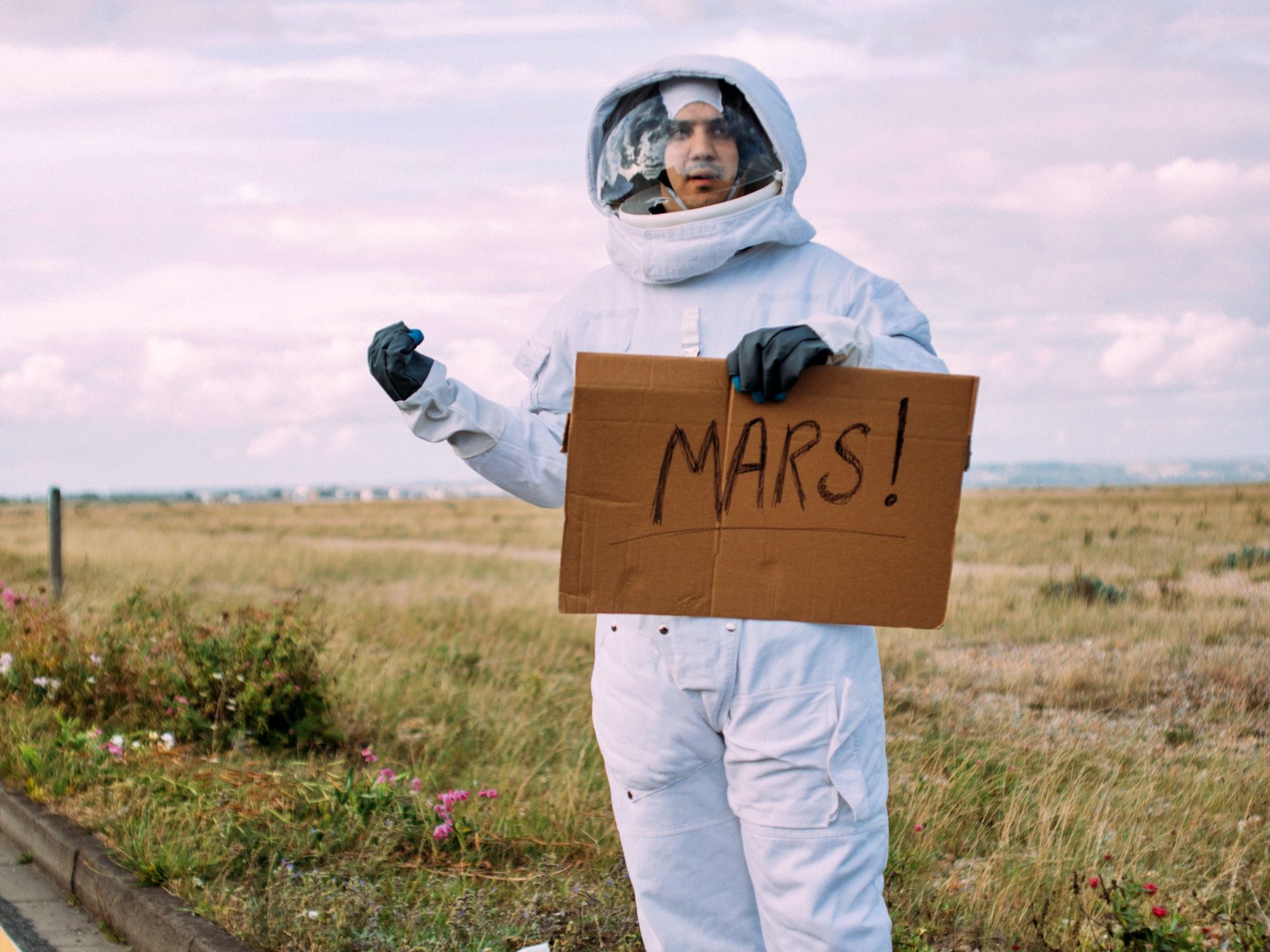 火星：宇宙探査の革新、宇宙服を着た研究者とフィールドでのシールド、スイス、技術