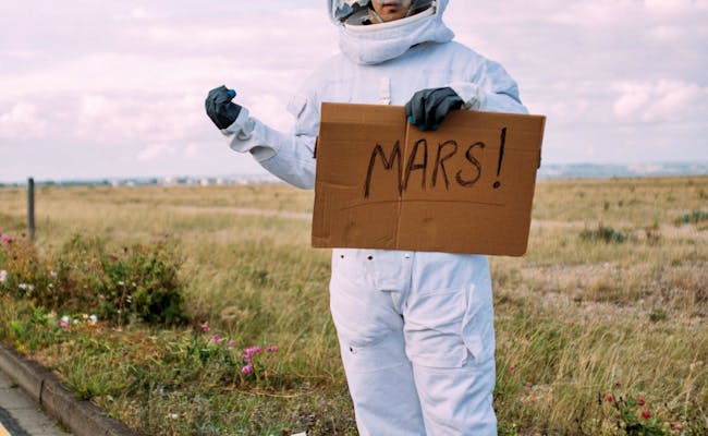 Mars : innovation spatiale avec chercheur en combinaison spatiale et bouclier dans le champ, Suisse, technologie