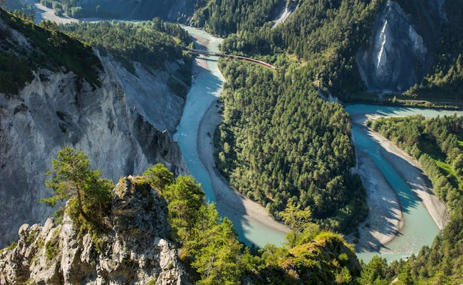 Rheinschlucht met wandelaars, groene bossen, blauwe rivier