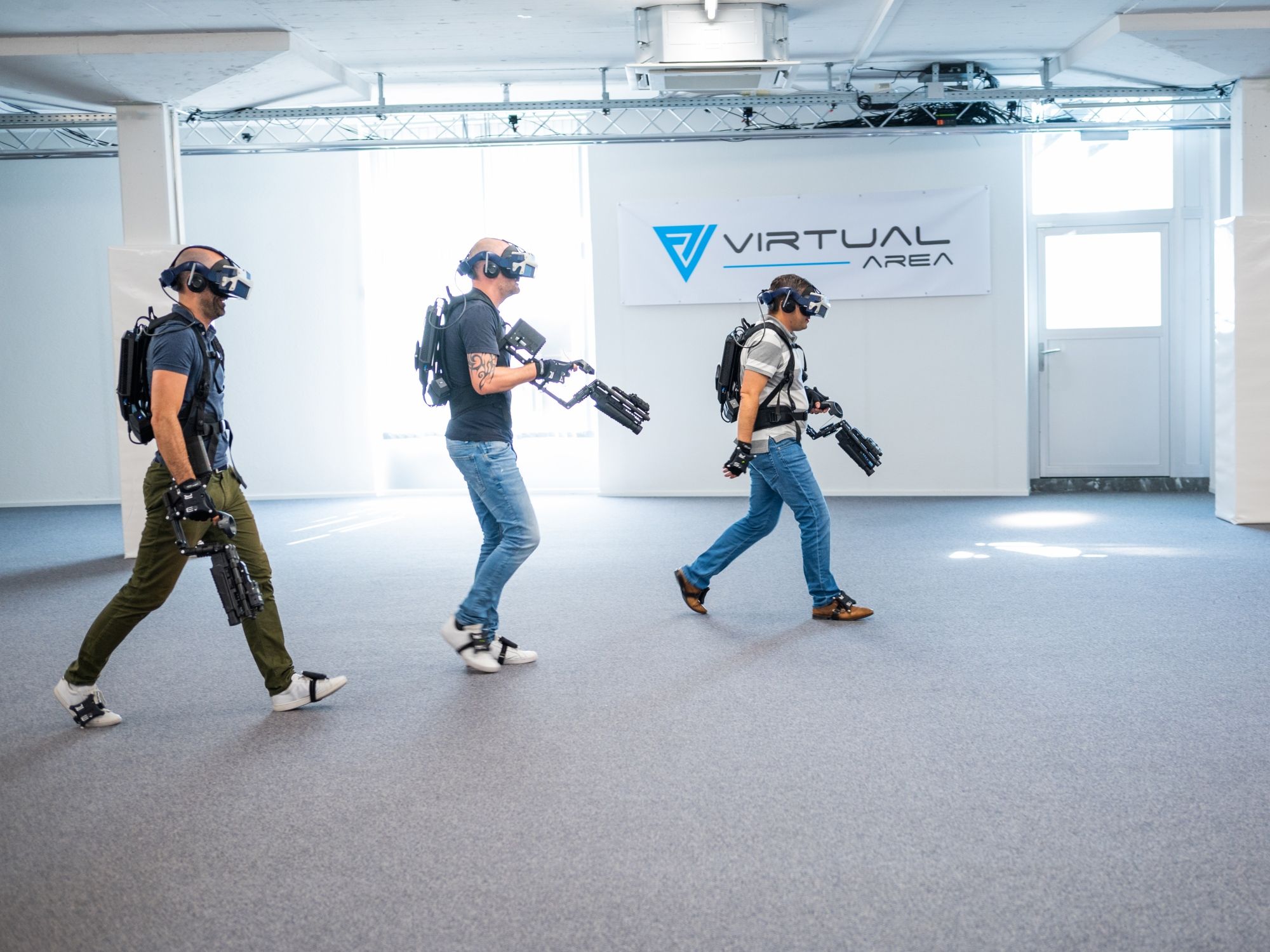 VRゲーム：グループが驚くべき技術を使ったバーチャルエリアでインタラクティブなeスポーツアドベンチャーを体験する。