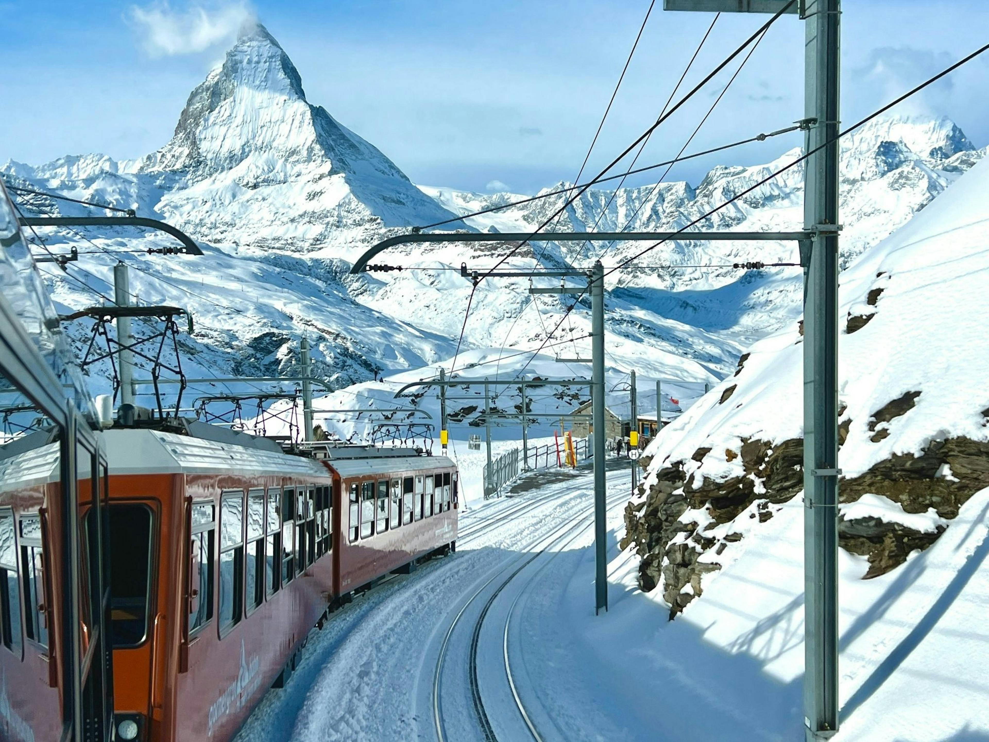 Matterhorn: Paisagem de inverno com o teleférico Matterhorn e neve deslumbrante na passagem do Gotardo.