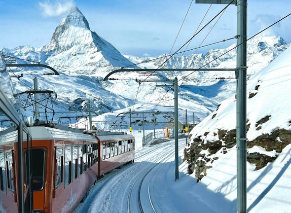 Matterhorn: ทิวทัศน์ฤดูหนาวพร้อมรถไฟ Matterhorn และหิมะที่สวยงามในพาสเกาะโกตทาร์ด