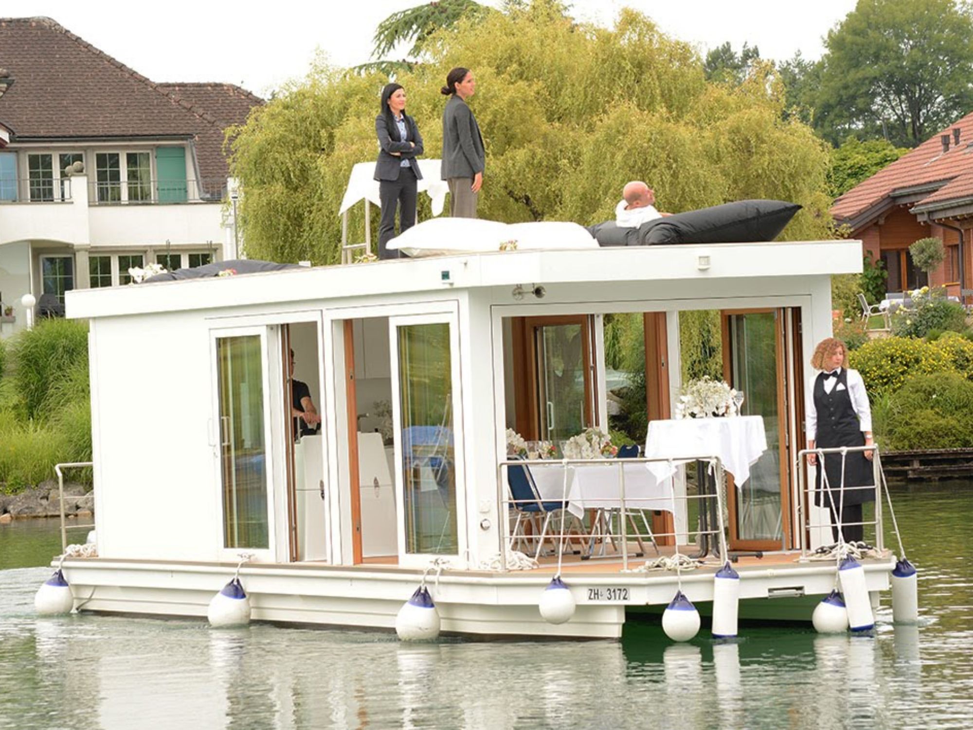 Eventfloss: Ogólny widok pływającej platformy imprezowej w malowniczym krajobrazie latem.