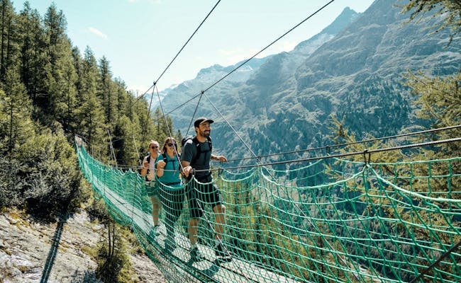 Across the suspension bridge to Almergelleralp (Photo: Switzerland Tourism Lorenz Richard)