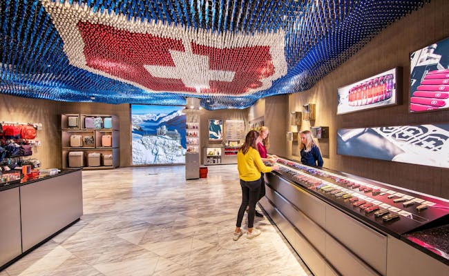 Flagship-butik i Jungfraujoch med produkter og dekorativt design.