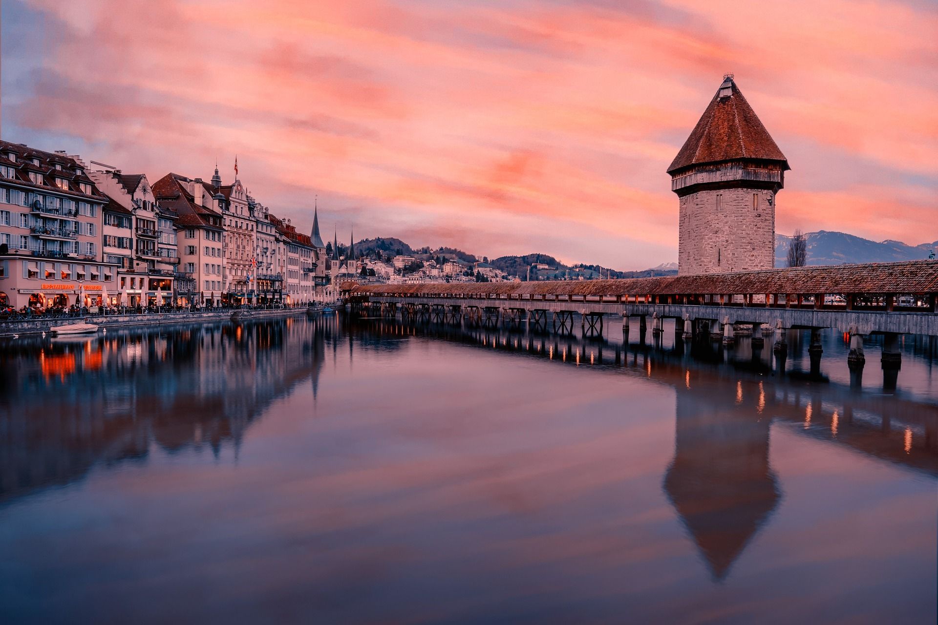 Kapellbrücke : une soirée magnifique à Lucerne avec montagnes et nature