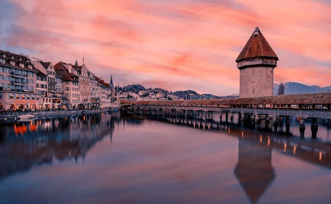 Le pont de la chapelle au coucher du soleil à Lucerne (photo : Pixabay)