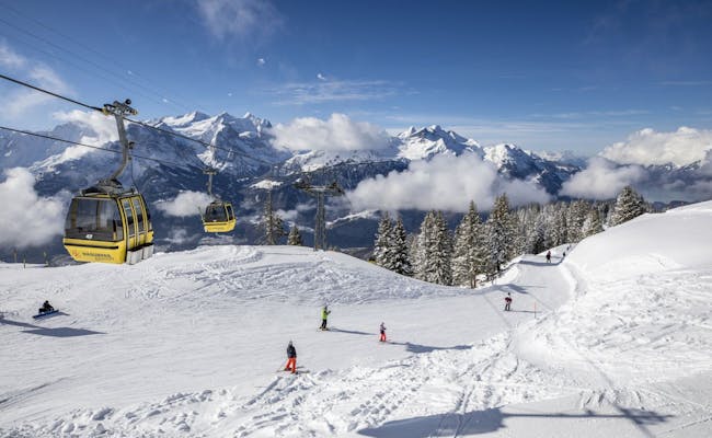 Mägisalp en invierno con esquiadores y teleféricos