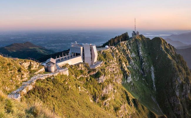 Monte Generoso z widokiem na Tessin, czyste niebo i łagodne wzgórza