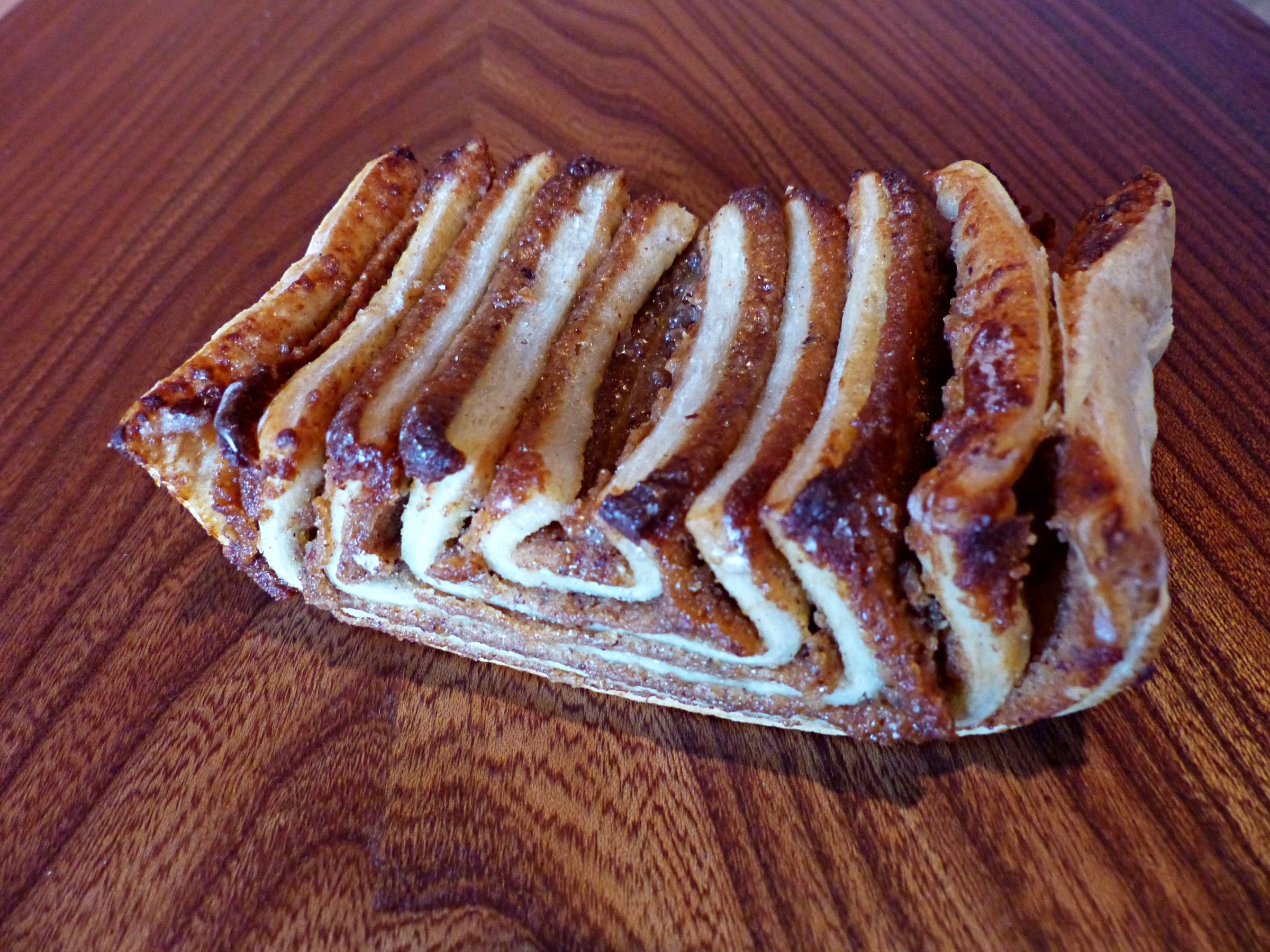 Čerstvě upečené slaninové muffiny, zlatohnědé, na dřevěné desce.