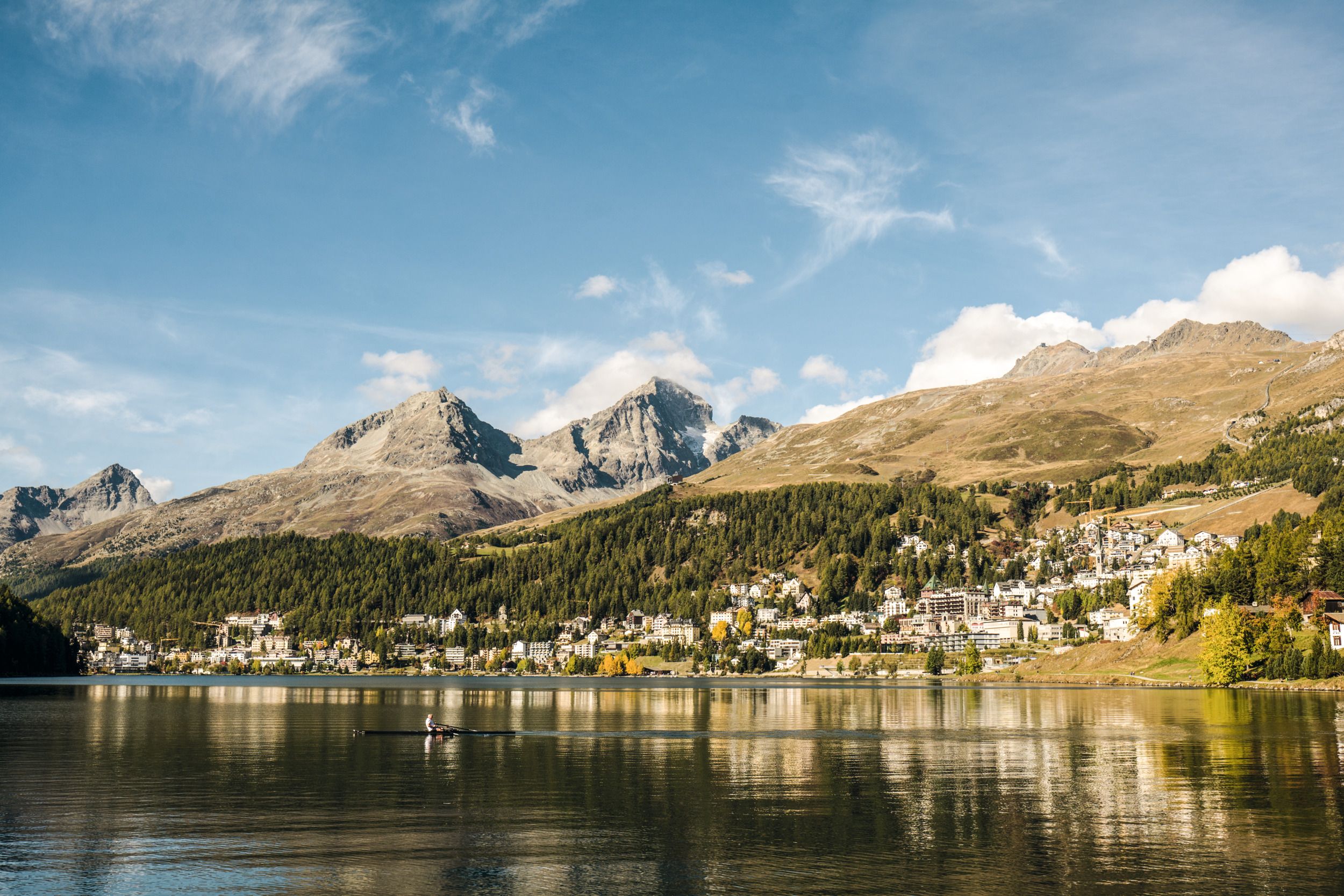 St. Moritz : lac pittoresque en hiver avec une impressionnante toile de fond montagneuse et une ambiance scandinave.