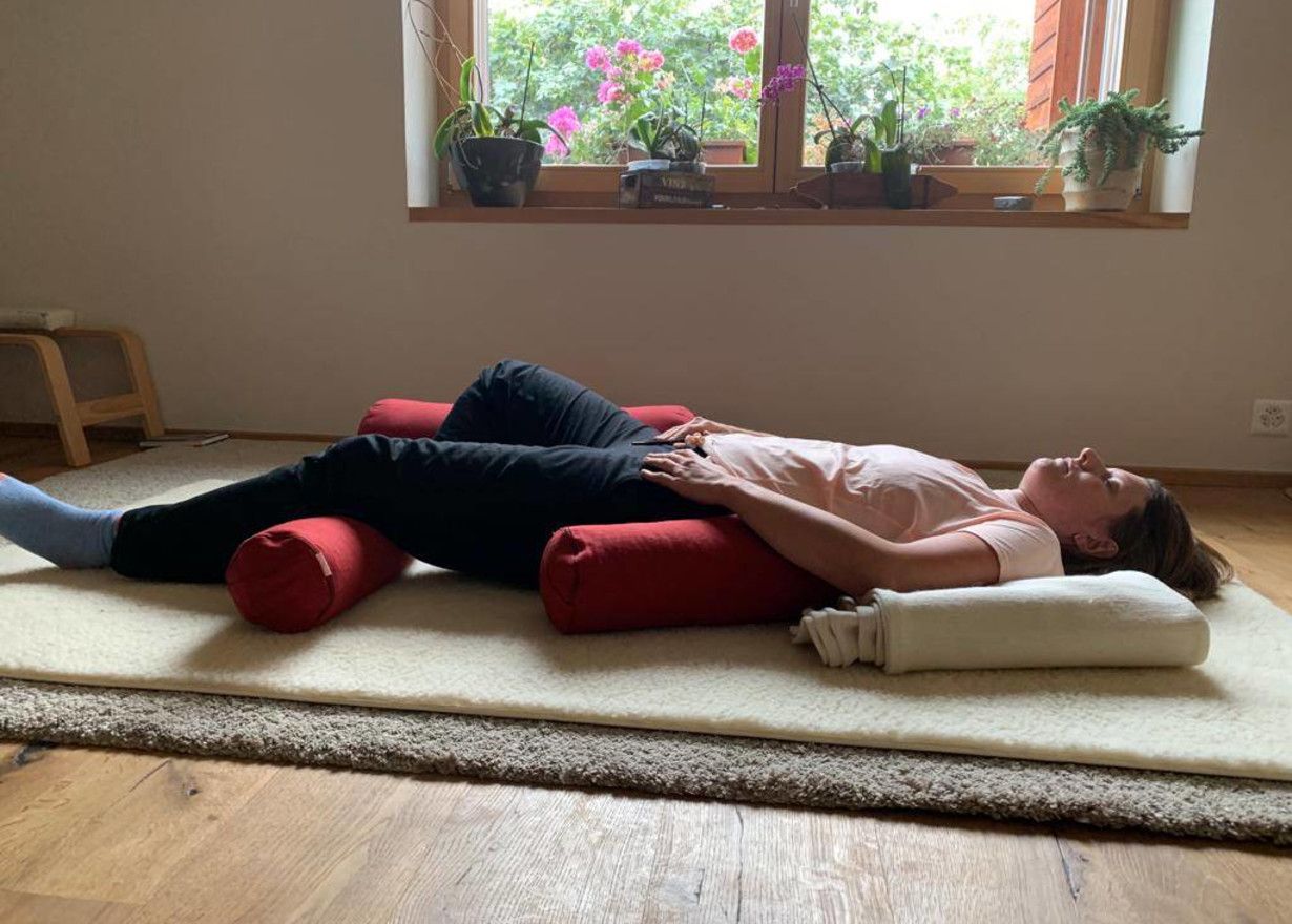 Posture de yoga assise à Davos avec matériel d'exercice