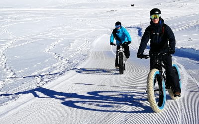 Fatbike Davos Pischa διασχίζει χιονισμένο μονοπάτι το 2023.