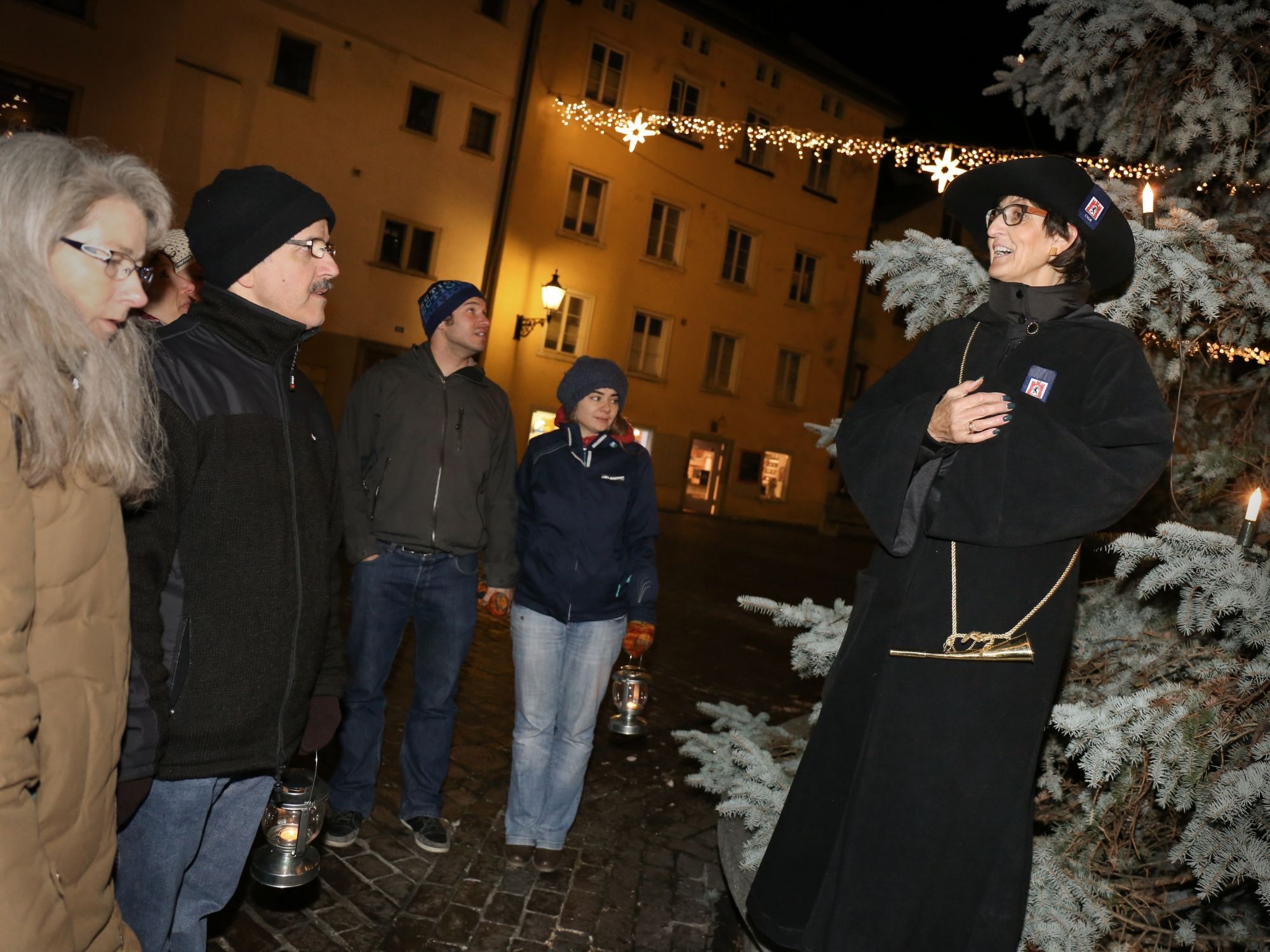 Wieczorna wycieczka po Chur z uczestnikami podświetlonymi światłami