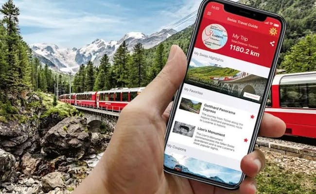 Aplicación Train Tour con información de viaje en la mano, tren panorámico a través de los Alpes suizos