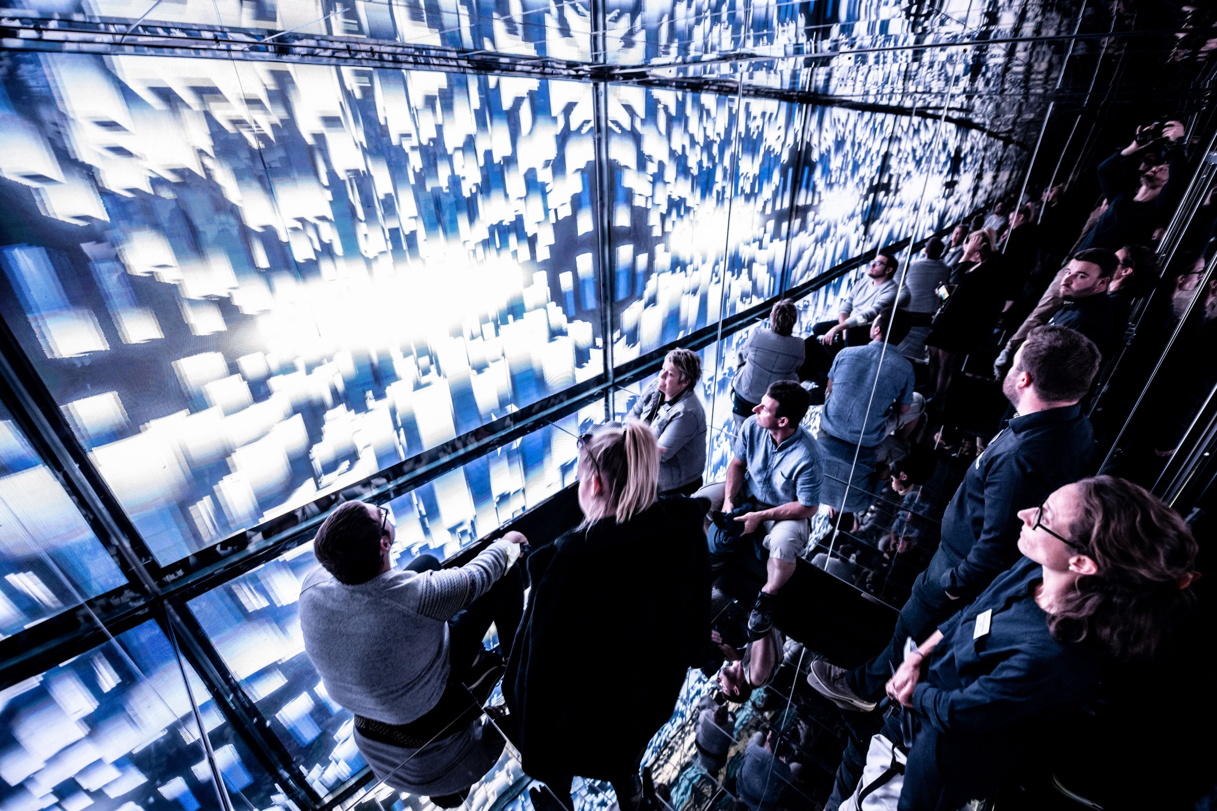 Murten Circuit Hemmelighed, folk oplever den fordybende installation, moderne kunst, lys og interaktivitet