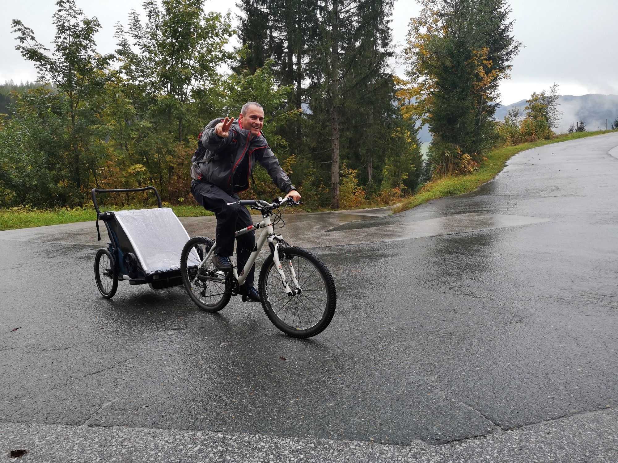 Ποδηλασία βουνού στη φθινοπωρινή φύση με συνοδό σε αναβατόριο ποδηλάτου.